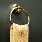 ゴールドに輝く真鍮製　タオルリング　使用例
