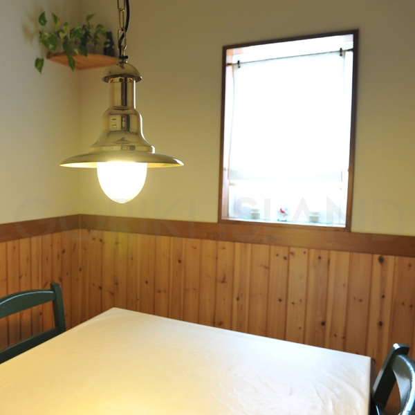 シェード付き真鍮ペンダントライトLED照明の使用例、700377