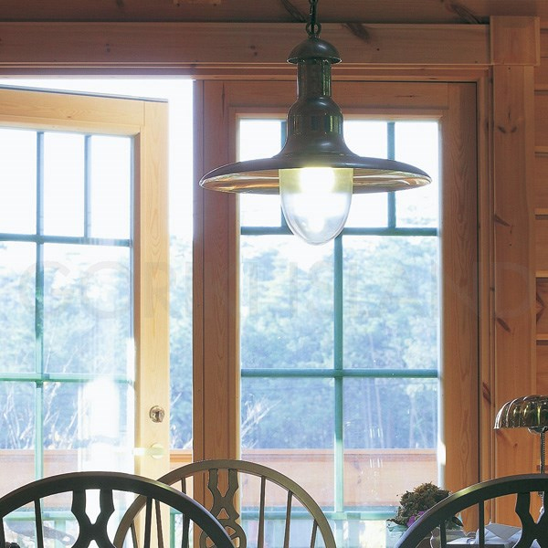 シェード付き真鍮ペンダントライトの使用例、700382