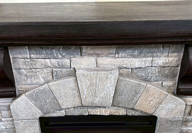 おしゃれな電気暖炉の石目調にあしらった装飾