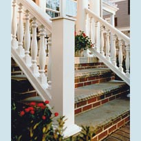 階段の手摺部分、柱をウレタン装飾材で作った例