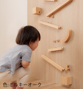 子供部屋の壁面にアイ不燃パネル(ミルキーオーク)を使った例