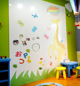 子供部屋の壁面マグネットパネル施工例