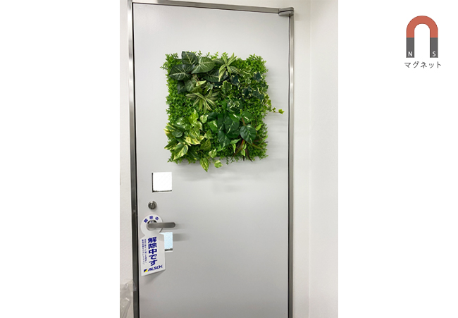 マグネットフェイクグリーンをドアに飾った例