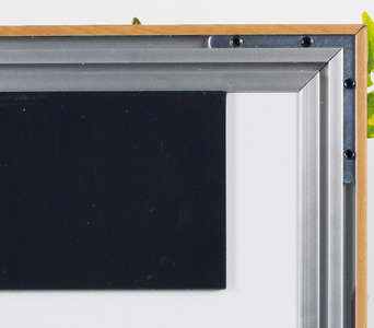 木目調フレームの裏側、磁石部分