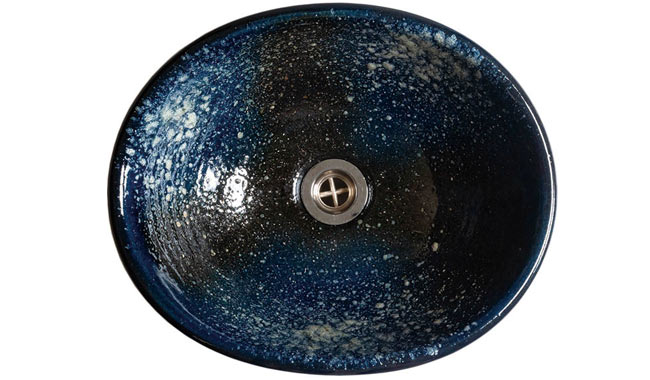日本製のオーバル型洗面ボウル「濃藍（こいあい）」上から見た写真