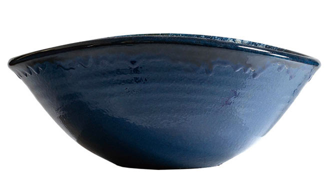日本製のオーバル型洗面ボウル「濃藍（こいあい）」横から見た写真