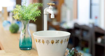 磁器製洗面ボウルと水栓金具