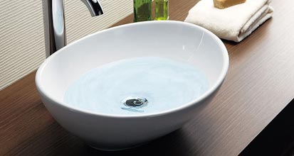 磁器製洗面ボウルと水栓金具