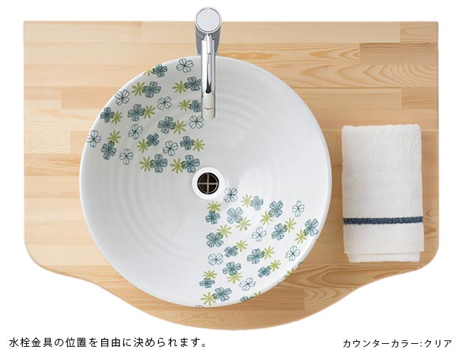 水栓の位置が決められる木製カウンター