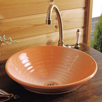 和風の洗面ボウルと水栓金具