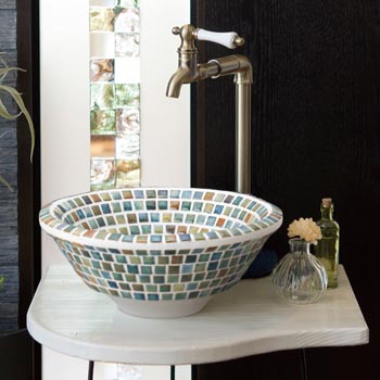 木製カウンターを使ったモザイクタイル手洗器