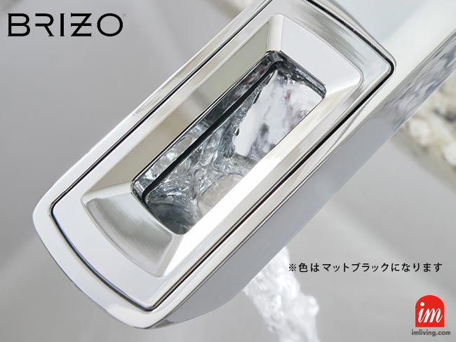 上部が開いたBRIZO VETTIS のオープンフロースパウトを水が流れる様子（写真はクローム、本商品はマットブラック）