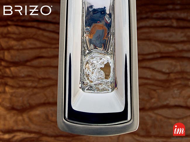 真上から見たBRIZO VETTIS のオープンフロー吐水口、ルクゼニッケルとクロームのツートン仕上げ