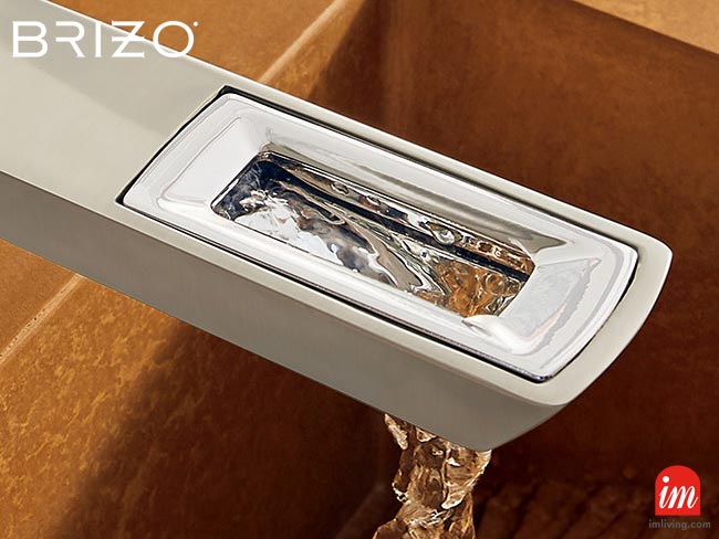 上部が開いたオープンフロースパウトの中を水が流れる様子、BRIZO VETTIS ルクゼニッケル/クロームのアップ