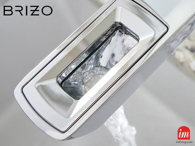 上部が開いたオープンフロースパウトの中を水が流れる様子、BRIZO VETTIS 洗面水栓のアップ