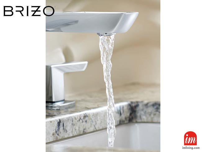 BRIZO VETTIS のスクエアなスパウトから滝のように流れ落ちる吐水とレバーハンドル