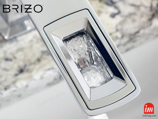 真上から見たBRIZO VETTIS のオープンフロー吐水口、石目カウンターに映えるクローム仕上げ