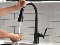 デルタ水栓、キッチン用タッチ式混合水栓エメリン、マットブラック色