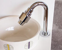 省スペース水栓と洗面ボウルの設置例、立方寸の蛇口のクローム